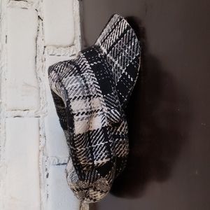 Smart Set plaid hat with button detail